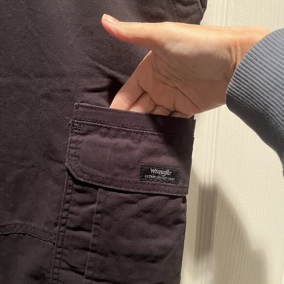 Wrangler Relaxed Fit Black Cargo Shorts Hiking Mens Size 48 - Picture 3 of 9